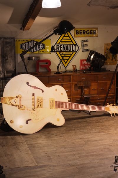 guitare geante enseigne